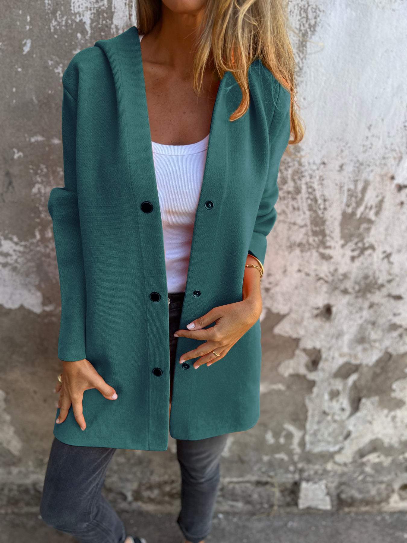 CARDIGAN MIT KNÖPFEN UND KAPUZE