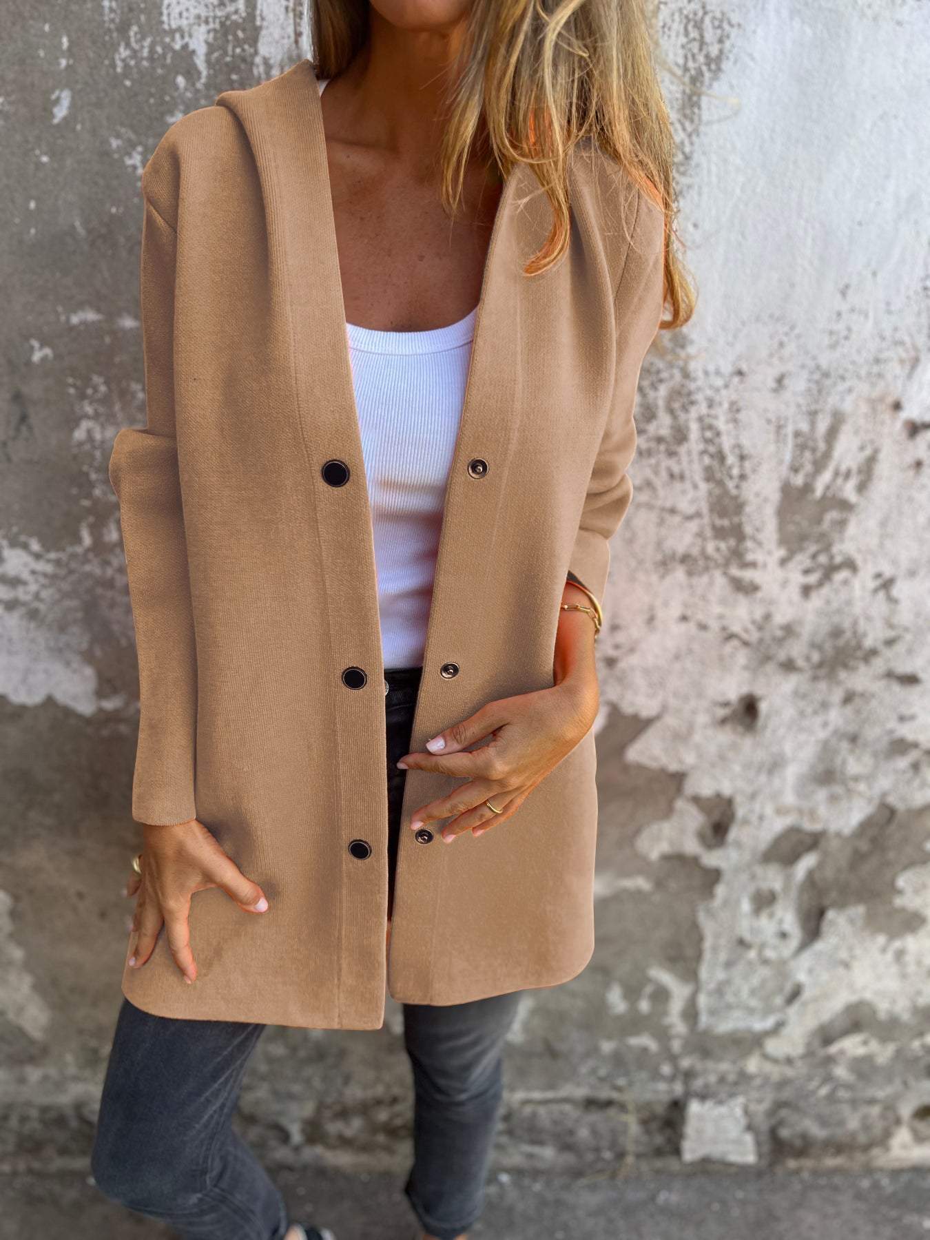 CARDIGAN MIT KNÖPFEN UND KAPUZE