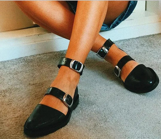 TALIA – Flache Lederschuhe mit Knöchelriemen