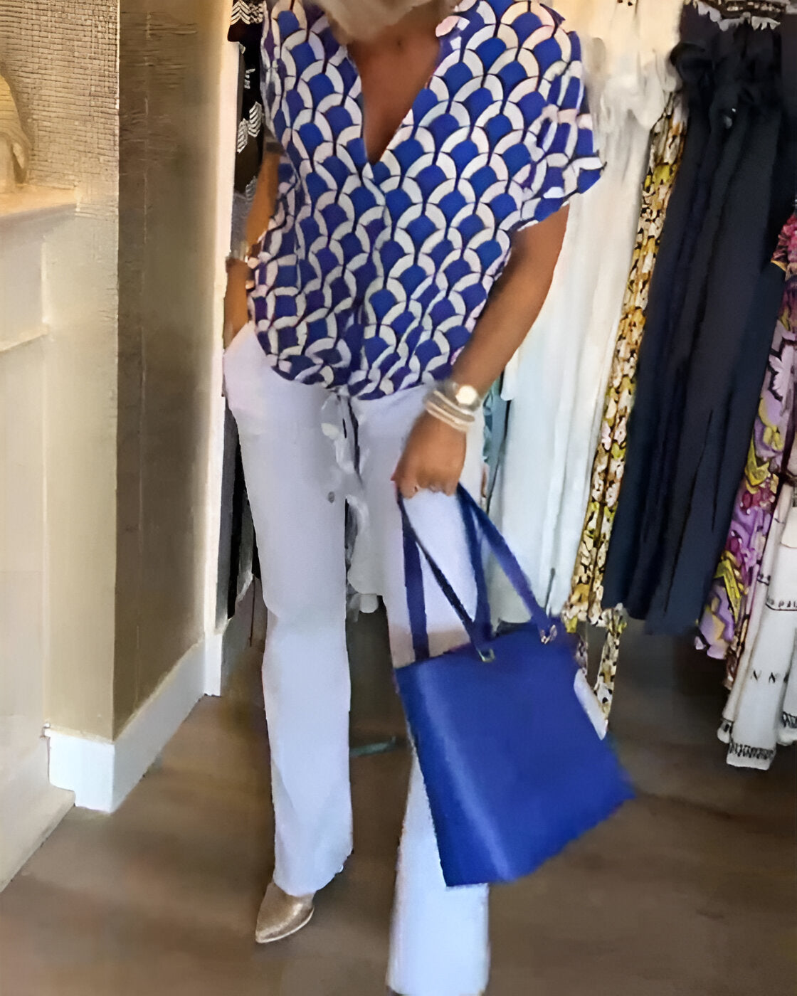 ELENA – Lässiges Print-Top mit V-Ausschnitt